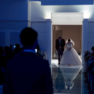 新婦入場
会場はサムシングブルーに合わせてブルーに