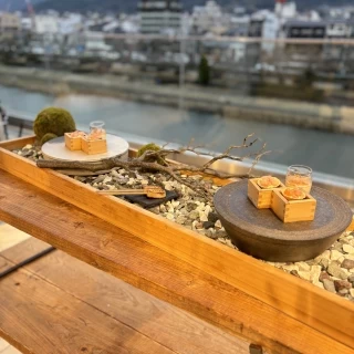試食としていただいたお料理（鴨川に面するテラス）