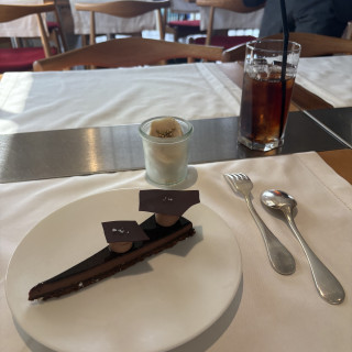チョコレートケーキと蕎麦茶のアイス