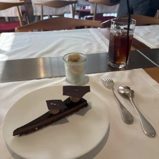 チョコレートケーキと蕎麦茶のアイス