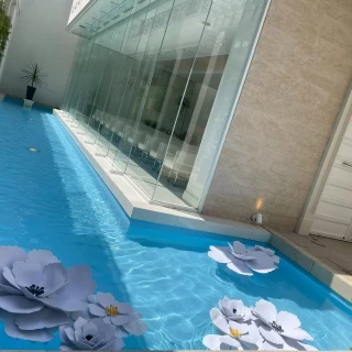 プールに白いお花モチーフの装飾を浮かべていただきました。