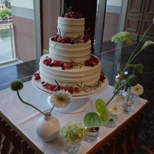 ウェディングケーキと装花|747231さんのノートルダム横浜みなとみらい/FIVESTAR WEDDINGの写真(2431412)