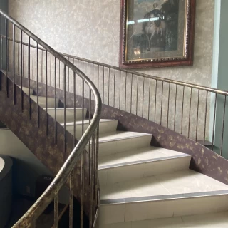 乃木坂倶楽部の螺旋階段です。
階段からの入場が可能です。