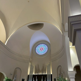 照明を使っているので、スタンドグラスは天気に左右されません。