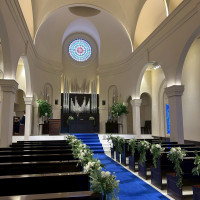 青いバージンロードがきれいです