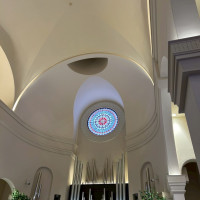 照明を使っているので、スタンドグラスは天気に左右されません。