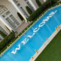 昼間のプール
welcomeの文字はオプション