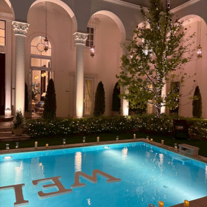 式後のプール。キャンドル、welcomeの文字はオプション|747276さんのヒルサイドクラブ迎賓館（八王子）/テイクアンドギヴ・ニーズウェディングの写真(2544333)