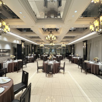 白と黒を基調とした披露宴会場です。