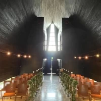 挙式会場（バージンロード歩いた先）の写真です。