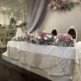 披露宴会場のメインテーブル