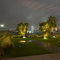庭と披露宴会場からの夜景