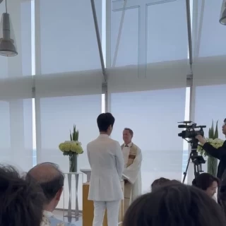 牧師さんの前にて新郎