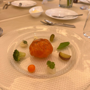 スモークサーモンのオモニエールフヌイユのピューレと野菜マリネ|747390さんのアクアガーデン迎賓館（沼津）/テイクアンドギヴ・ニーズウェディングの写真(2433596)
