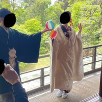 庭をバックに　手毬遊び撮影