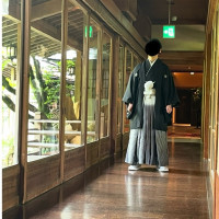 室内縁側の新郎ショット