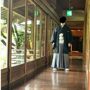 室内縁側の新郎ショット|747405さんのTHE GARDEN PLACE SOSHUEN（ザ・ガーデン・プレイス 蘇州園）の写真(2436328)