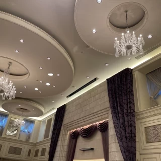 披露宴会場天井です。
とても素敵な感じでした。