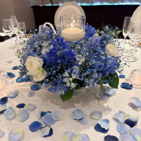 当日のテーブルフラワー。これ3つと散らしたお花で8万円。