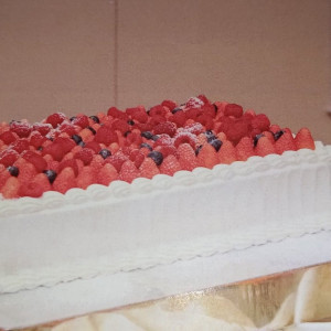 ウェディングケーキ3万円。周りの花もオプションで追加可能。|747463さんのホテル インターコンチネンタル 東京ベイの写真(2432743)