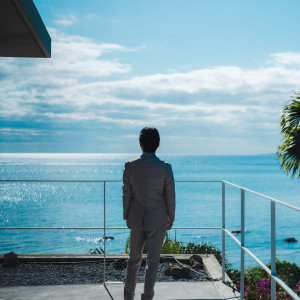 新婦メイク中の新郎撮影タイム
ファーストミート前|747552さんのザ・ギノザリゾート 美らの教会/アールイズ・ウエディングの写真(2433121)