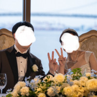 バックに海が見える