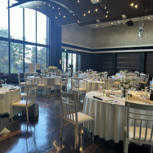 披露宴会場ではホワイトのテーブルクロスを使用しました|747628さんのHILLSIDE VILLA Ciel et Vert(ヒルサイドヴィラ シエル ヴェルト)の写真(2602940)