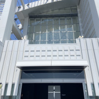 フラワーシャワーの庭から見える会場。