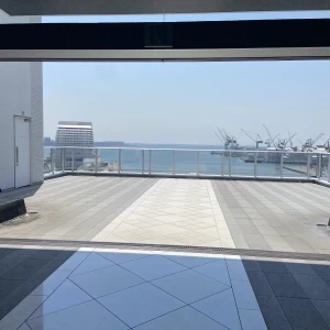 チャペルを出たところです。|747629さんのノートルダム神戸/FIVESTAR WEDDINGの写真(2434126)