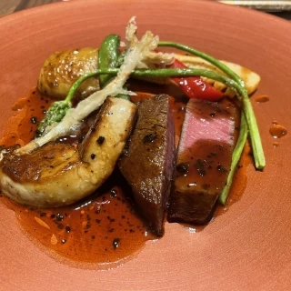 お肉料理です。フォアグラも乗っていました