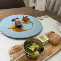 試食させていただいたメインのお肉とアヒージョです。すごく美味