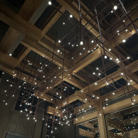 1階ロビー&カフェスペースの開放感ある天井（夜）です