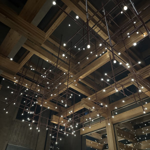 1階ロビー&カフェスペースの開放感ある天井（夜）です|747660さんのエースホテル京都 （Ace Hotel Kyoto）の写真(2466878)