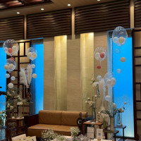 シンプルなデザインにしたくお花とバルーンで飾り付け