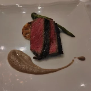 国産牛フィレの鉄板焼き ジロール茸のソース