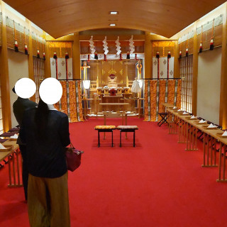赤絨毯が素敵な地下にある神殿