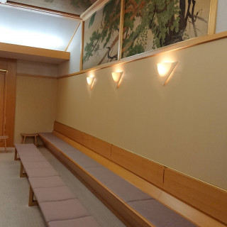 大巳殿の前室で親族紹介を行います