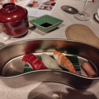 彩寿よりまゆ箱に入った握り寿司と赤出汁のお味噌汁