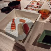 鶴翠より握り寿司と赤出汁のお味噌汁
