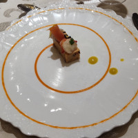 前菜 シーフードで飾ったオリーブとトマトのバトネ