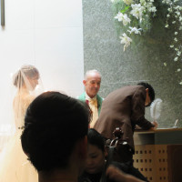 新郎、婚姻証明書にサイン