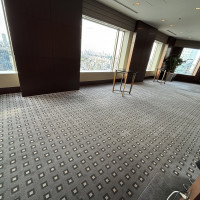 控室から披露宴会場までの通路は広々としています