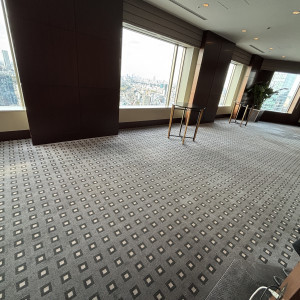 控室から披露宴会場までの通路は広々としています|747728さんのセルリアンタワー東急ホテルの写真(2434254)
