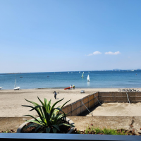 すぐ近くが海で波が穏やかなので景色が良い