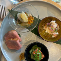 前菜。これは美味しかった。