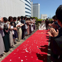 挙式後のフラワーシャワー