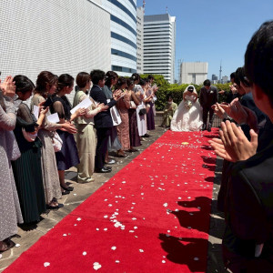 挙式後のフラワーシャワー|747766さんのホテル インターコンチネンタル 東京ベイの写真(2434186)