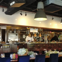 オープンキッチンで調理の雰囲気や香りが伝わってきます。