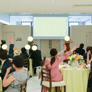 披露宴会場です
スクリーンは会場後方にあります|747810さんのTHE SEASON'S（ザ・シーズンズ）/テイクアンドギヴ・ニーズウェディングの写真(2443362)