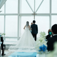 ブルーのバージンロードが映えて、天気が良くなくても綺麗